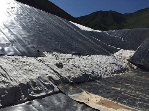 防滲土工膜、膨潤土防水毯搭接寬度符合設計和規(guī)范要求